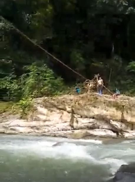 Kids Forced to Use Rattan ‘Cage Bridge’ to Cross Dangerous River