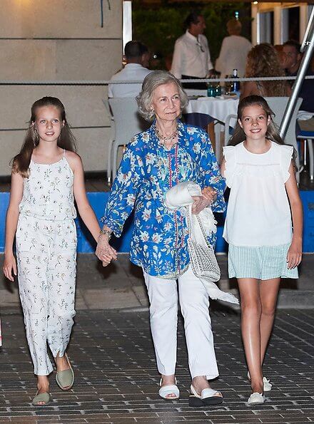 The Royal family altogether ate dinner at Ola del Mar Restaurant located at Portixol Harbour in Palma de Mallorca