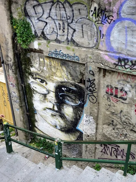 Valparaíso Street Art: Creepy kid staring