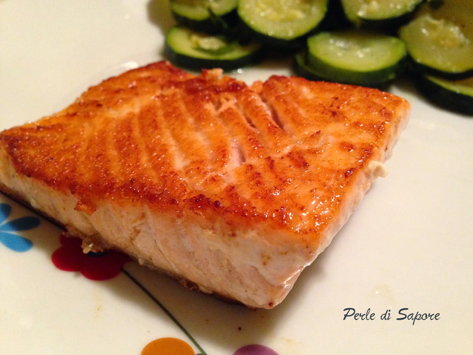 salmone croccante in padella con zucchine trifolate