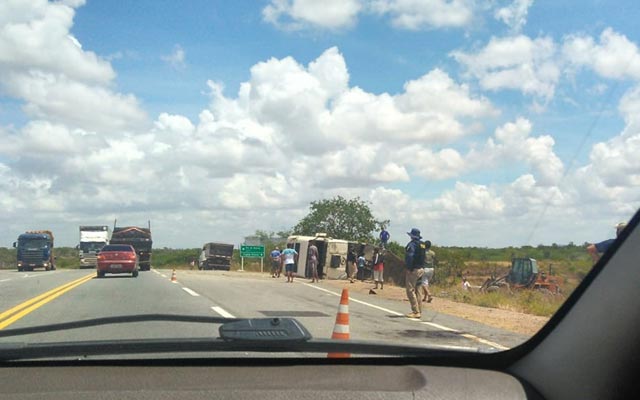 Carreta carregada de areia tomba na BR-324 em Riachão do Jacuípe