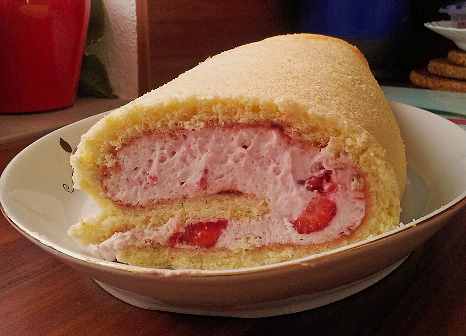 Kuchen &amp; Torten Rezepte: Biskuitrolle mit Erdbeerfüllung