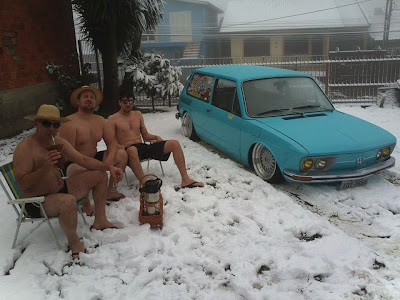 Trio flagrado só de bermudas na neve em Caxias do Sul_01