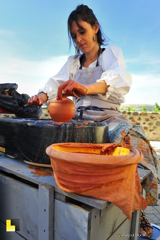 Tiphaine Bohle potière retire la poterie du tour photo Pascal Blachier