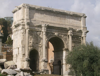 αψίδα του Σέπτιμου Σέβηρου στην αρχαία αγορά της Ρώμης