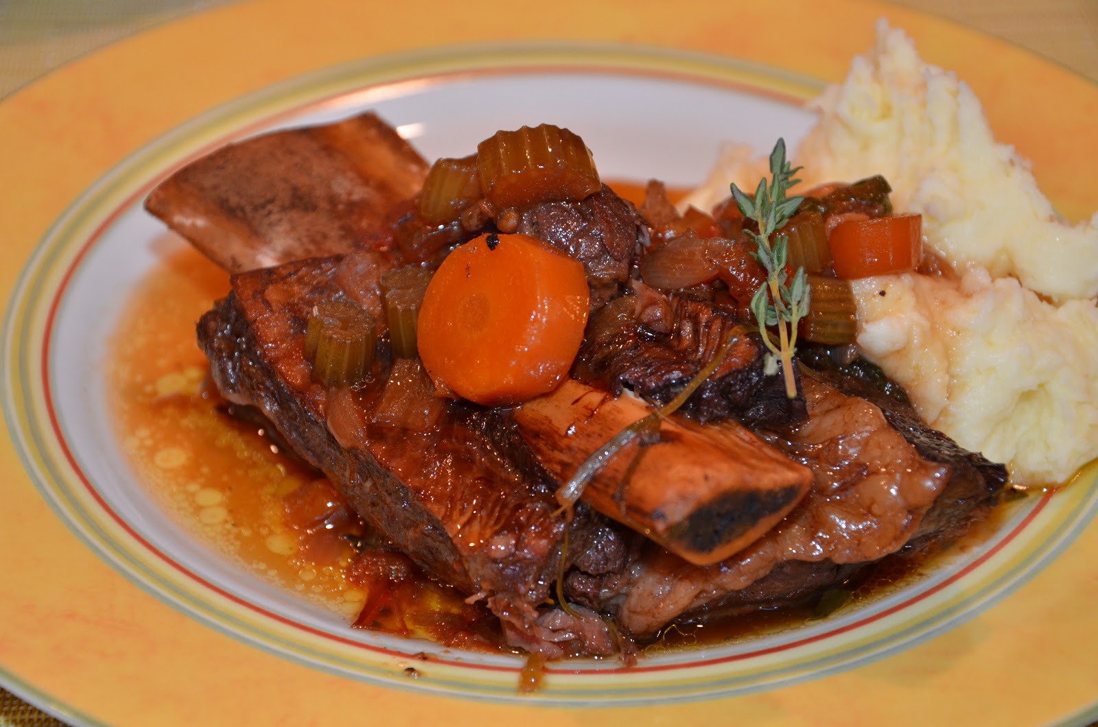 телячьи ребра. томленое ребро говядины. тушеные говяжьи ребрышки. Braise. тушеные говяжьи ребрышки.