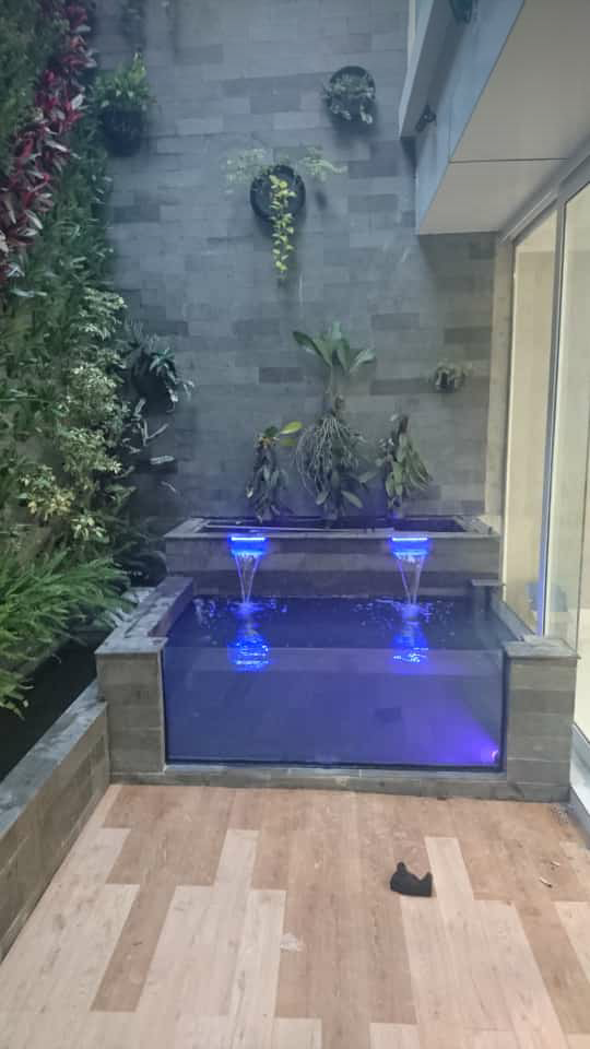 Kolam minimalis dengan kaca dan air terjun - tukang kolam koi di