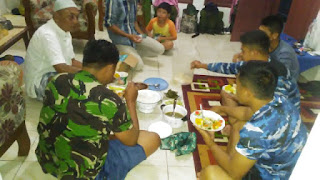 Indahnya Kebersamaan Masyarakat Dan TNI Indahnya Kebersamaan Masyarakat Dan TNI