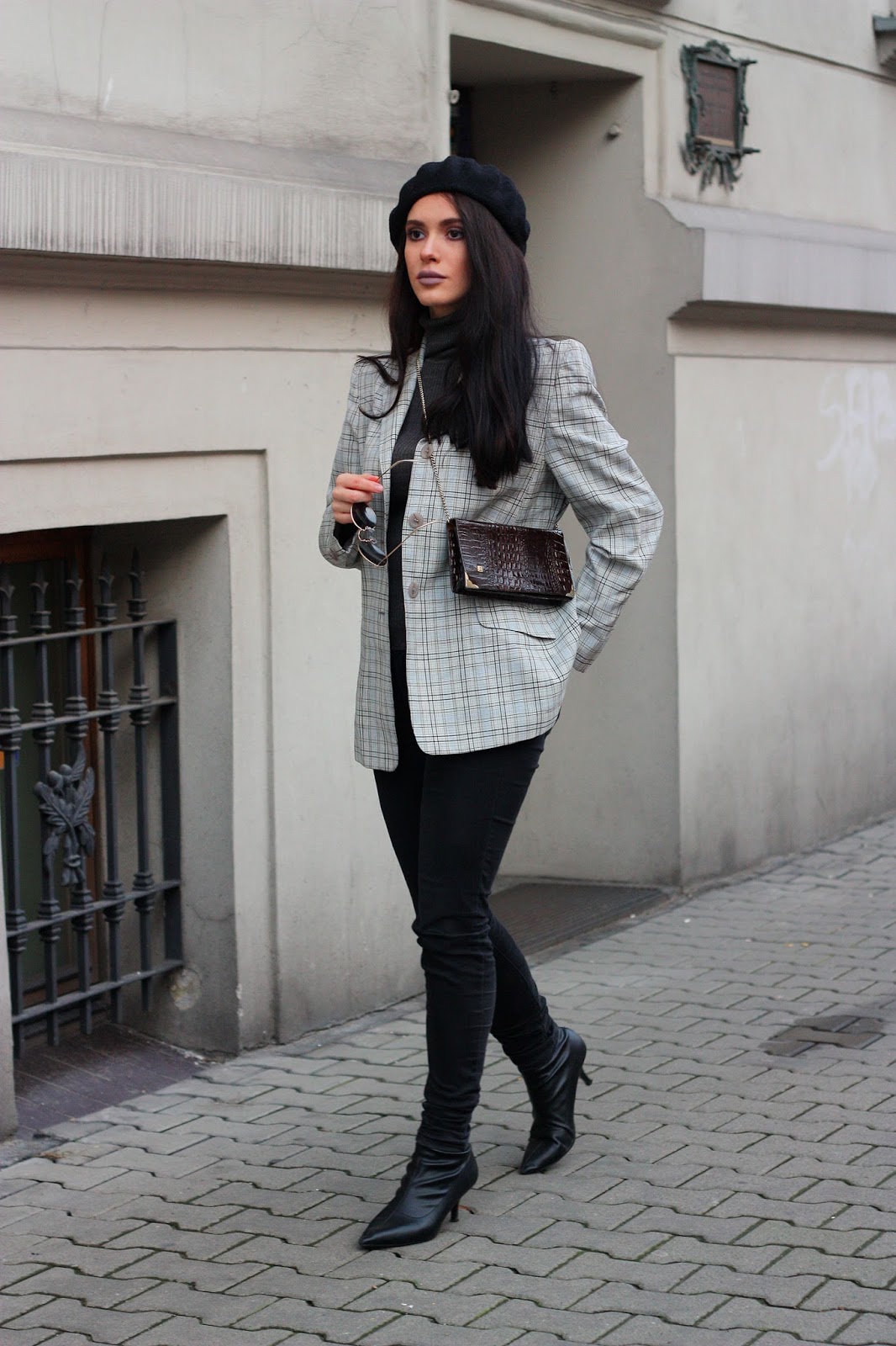 Jak nosić beret jak nosić beret, jak ułożyć beret, marynarki zara, marynarka w kratę stylizacja, czarne berety, beret stylizacja