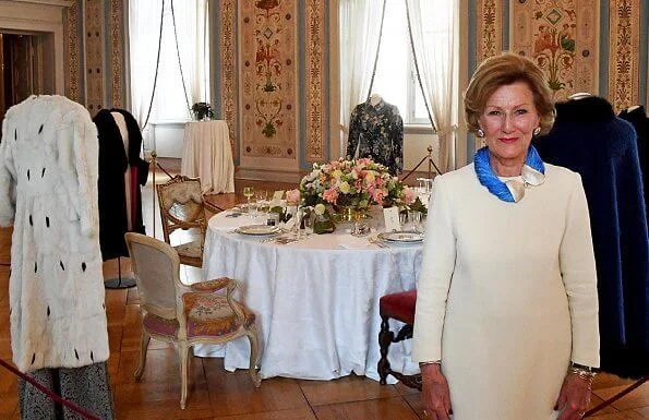 In the exhibition, outfits and belongings of Queen Maud are exhibited. Crown Princess Mette-Marit and Ingrit Alexandra