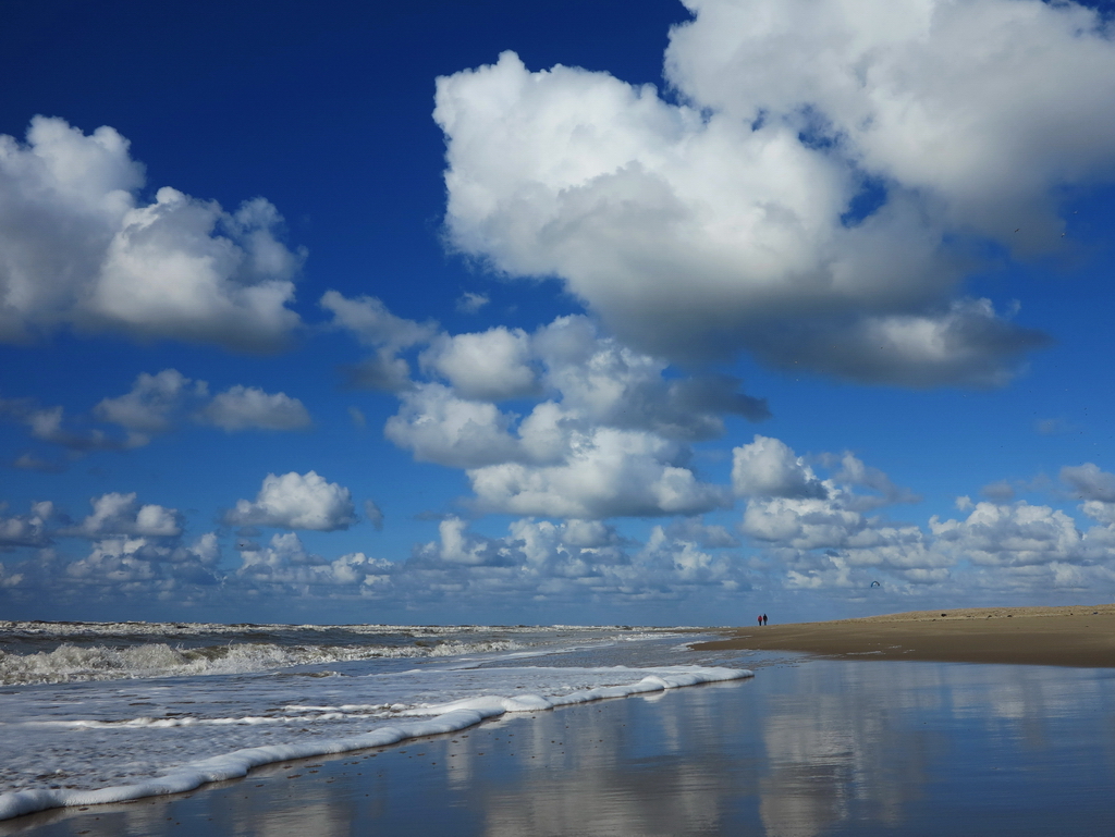 Zwitserw Katwijk Cumulus clouds above Katwijk Beach