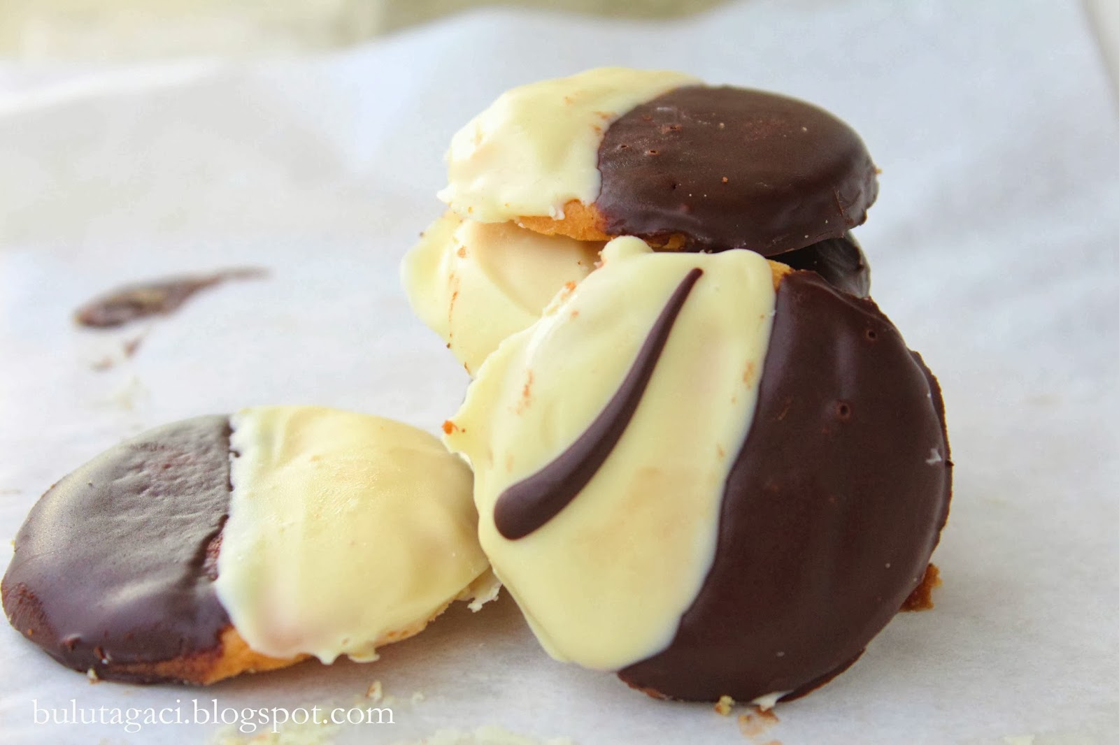 Nasıl Yapılır İki Renk Çikolatalı Kurabiyeler ve Karamelli Çikolata