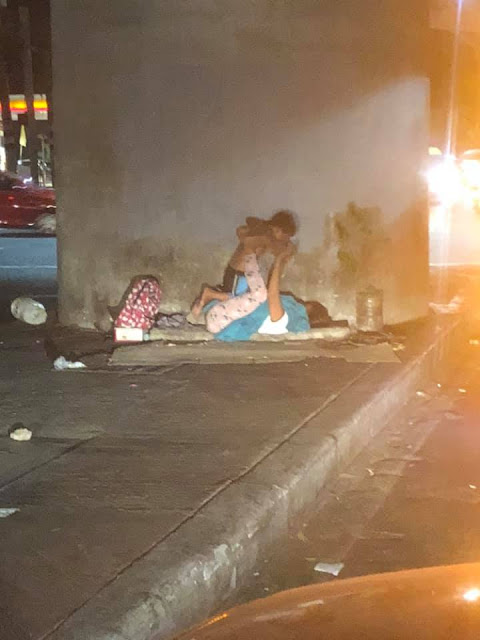 Powerful Pictures Of Homeless Mother Playing With Her Son In The Midst Of A Traffic Jam