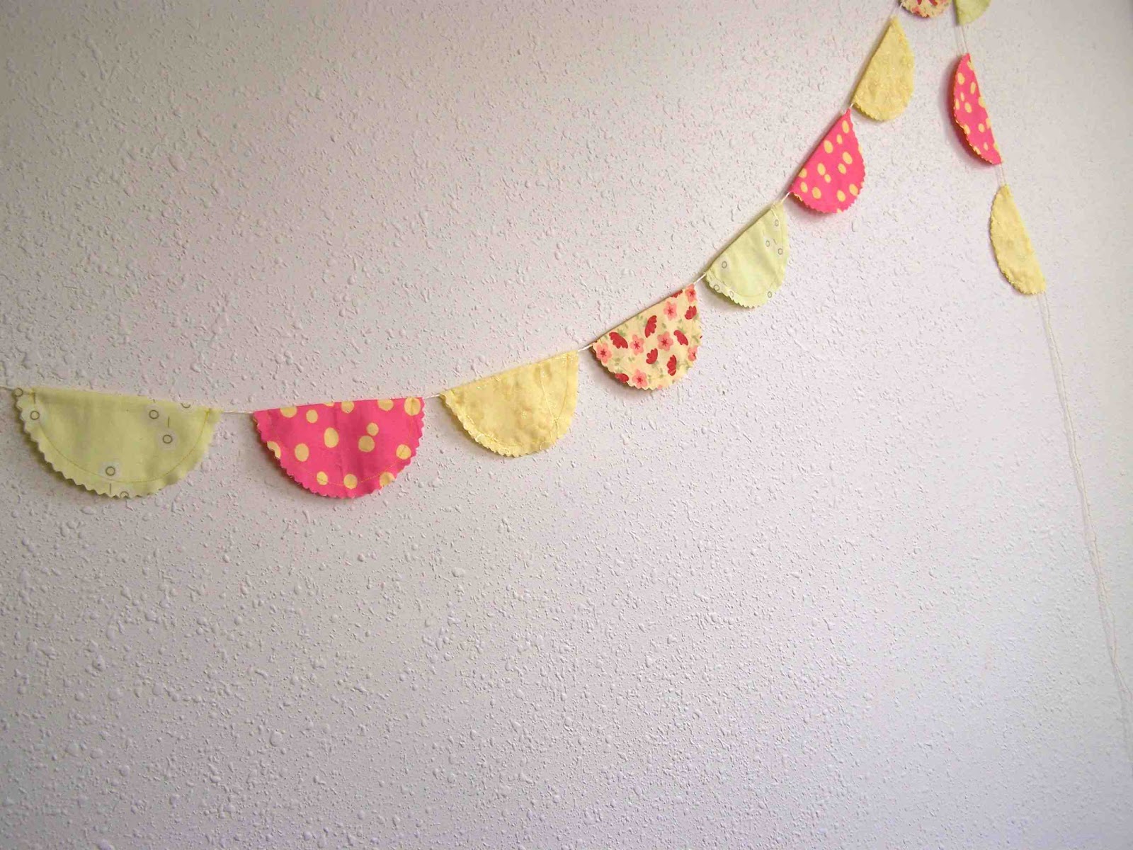 Made by Me. Shared with you.: Tutorial: Low and No Sew Scallop Garlands