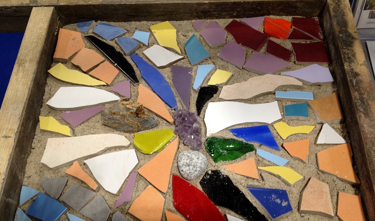 Mosaikstücke in Sand gelegt Gartendeko Mosaik selbermachen