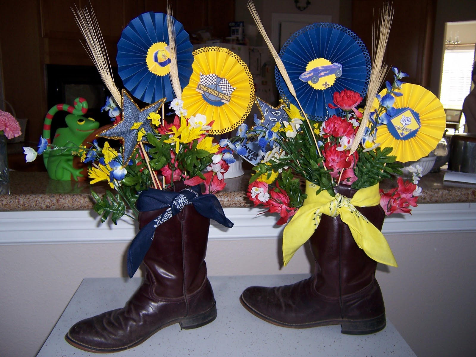 fat-chicks-on-a-mission-cub-scout-blue-and-gold-banquet-centerpiece