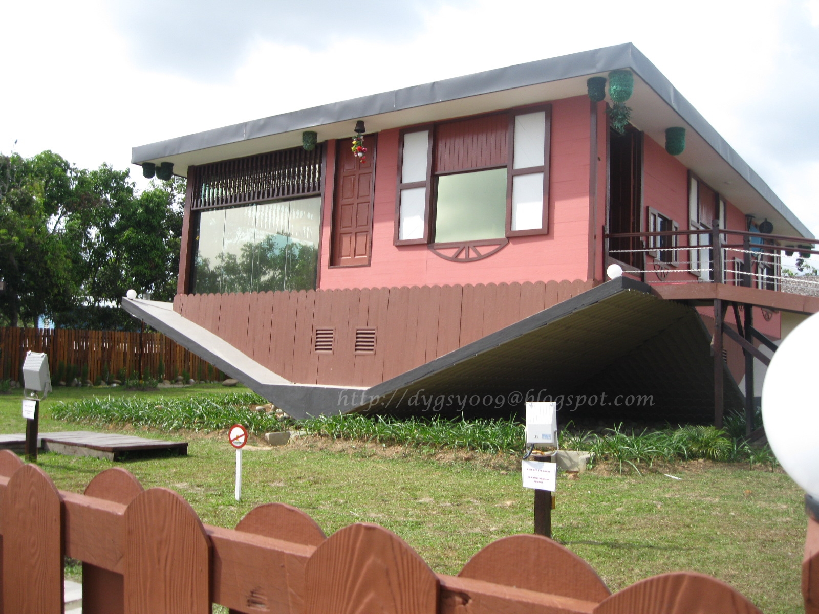 :: Rumah Terbalik?? | .a little dream.