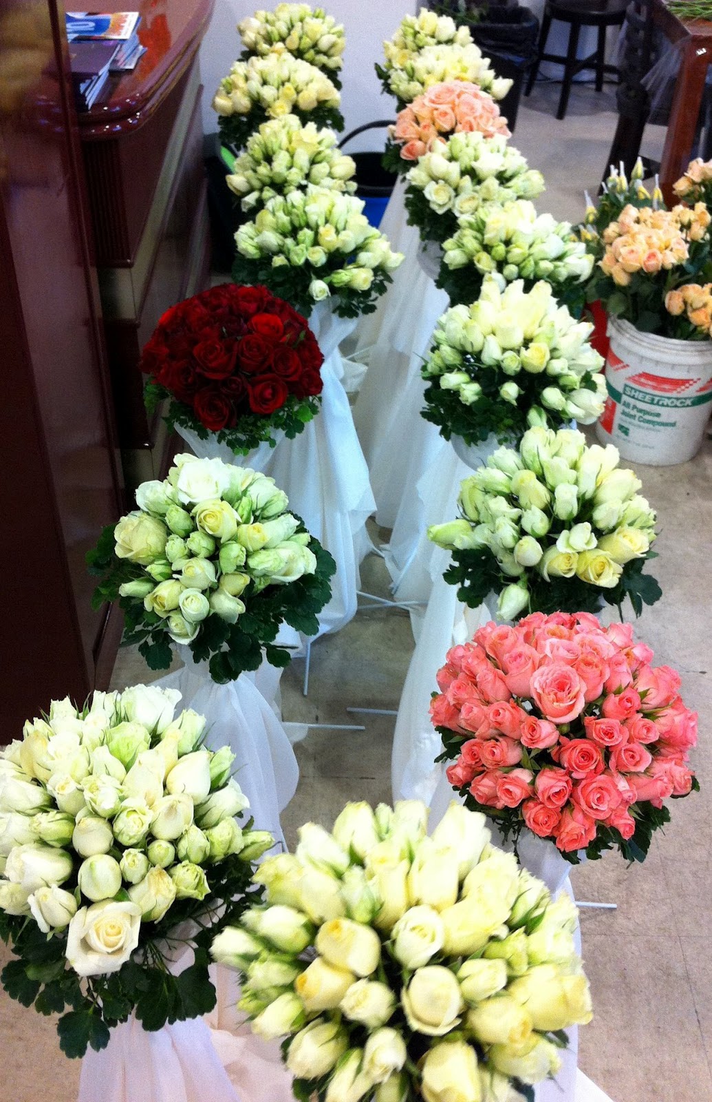 Palette Flower Stand & Simple Bouquet Arrangements (D.I.Y)