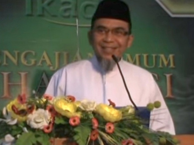 Mantan Pastur Lulusan Vatikan Ini ISLAMKAN Seluruh