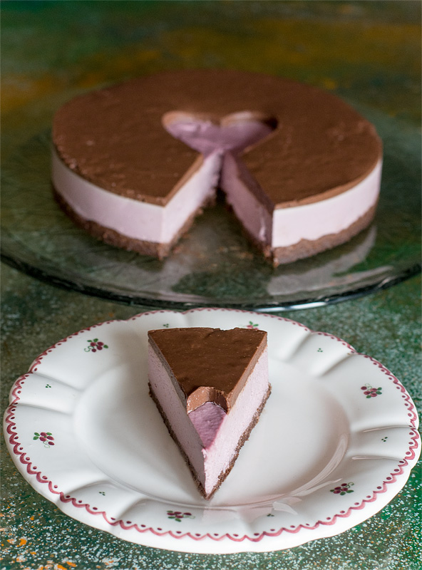 Raw cherry chocolate cake presna višnjeva tortica close up on one piece