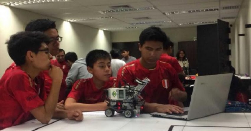 Estudiantes de Arequipa ganan premio en el Mundial de Robótica «Robocup 2018» en Canadá Estudiantes de Arequipa ganan premio en el Mundial de Robótica «Robocup 2018» en Canadá