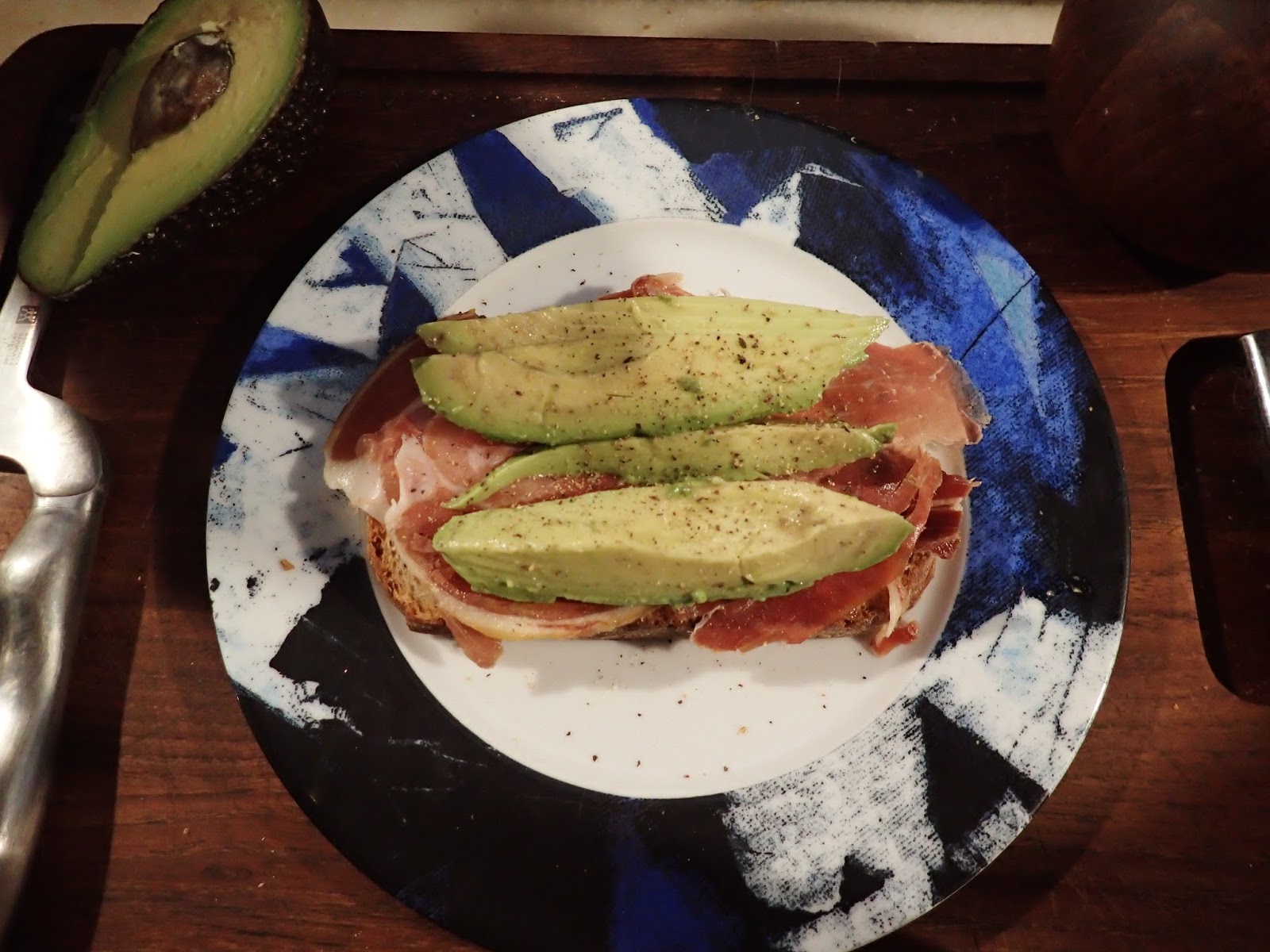 LebensArt Uruguay: Avocado mit Serrano Schinken