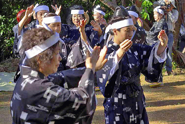 Close-up GIF of kimono clad women dancing