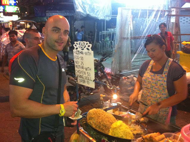 Bartron esperando su "pad thai" Bartron esperando su "pad thai"