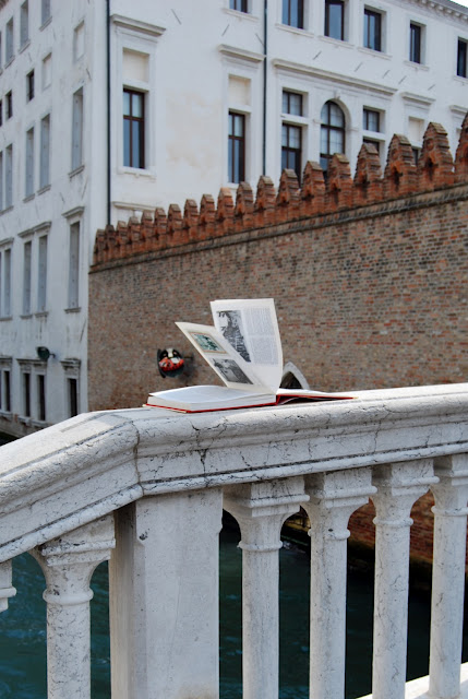 un libro, un ponte..."libro abbandonato a Ca' Foscari" foto di Fausto Maroder di Alloggi Barbari