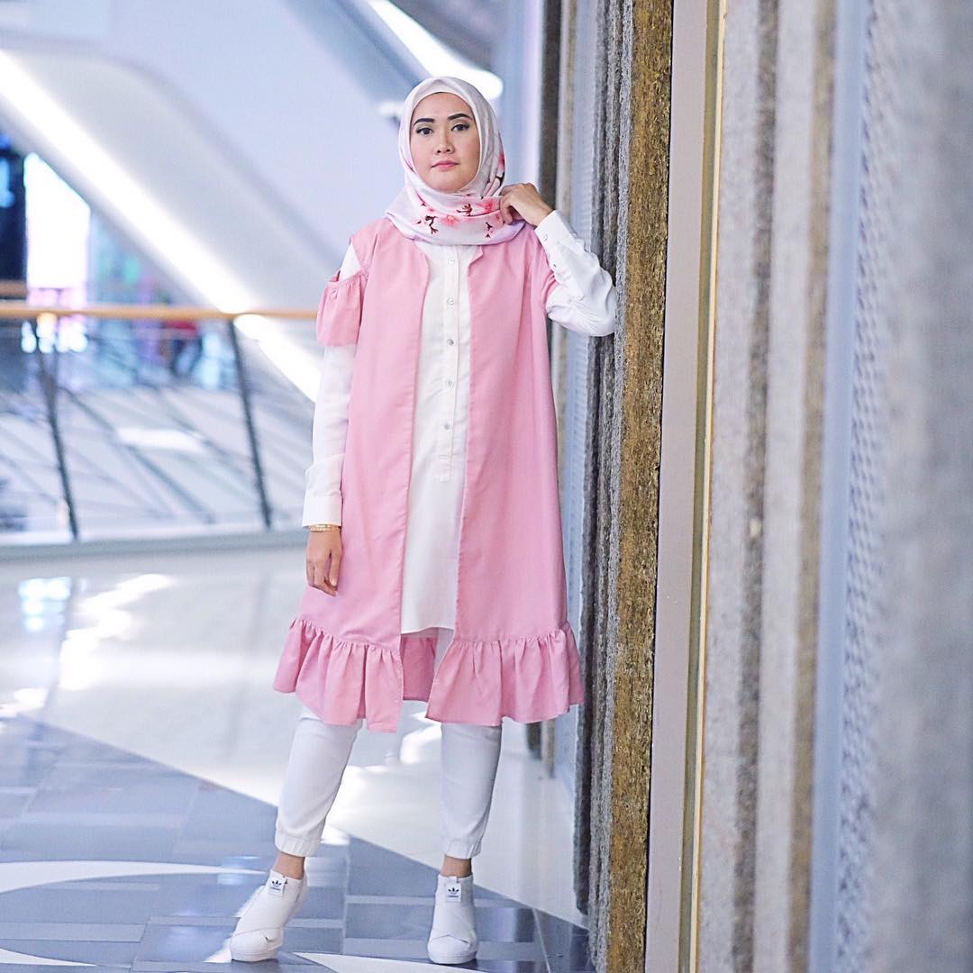 Outfit Baju Atasan Berhijab Ala Selebgram 2018 outer cardigan pink muda hijab segiempat baby pink kemeja top blouse jogger longpants sneakers ciput putih jam tangan kuning emas gaya casual kain katun ootd outfit selebgram 2018 lantai ubin abu abu tembok tangga eskalator Outfit Baju Atasan Berhijab Ala Selebgram 2018 outer cardigan pink muda hijab segiempat baby pink kemeja top blouse jogger longpants sneakers ciput putih jam tangan kuning emas gaya casual kain katun ootd outfit selebgram 2018 lantai ubin abu abu tembok tangga eskalator