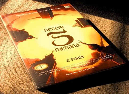 Kumpulan Makalah Resensi Novel Negeri 5 Menara