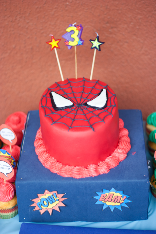 La Cocina de Carolina: Pastel de Spiderman hecho con fondant y royal icing