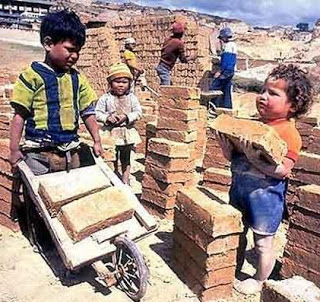 Trabajo Infantil Foto de niños trabajando con ladrillos