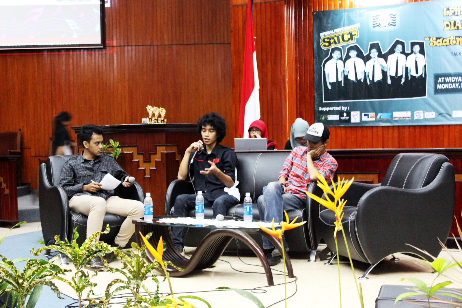 спикер на сцене конференции. деловые мероприятия. оратор на публике. бизнес мероприятия. Event talk.