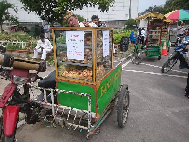 Terharu, Berbagi Dalam Islam Itu Memang Indah, Berikut Foto-Foto Makanan Yang DIbagikan Gratis Untuk Peserta Tabligh Akbar GNPF-MUI Medan 2812 Terharu, Berbagi Dalam Islam Itu Memang Indah, Berikut Foto-Foto Makanan Yang DIbagikan Gratis Untuk Peserta Tabligh Akbar GNPF-MUI Medan 2812