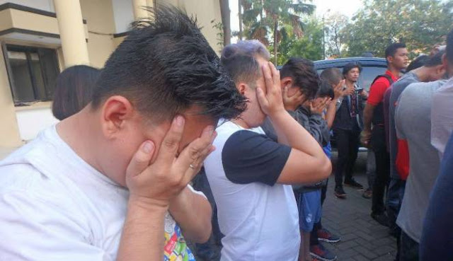 Polisi dan FPI Bubarkan Pesta Gay di Surabaya