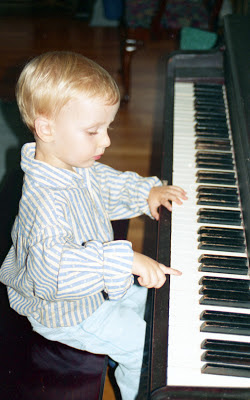 niño pequeño tocando el piano