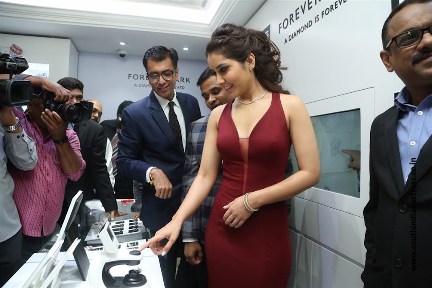 Raashi Khanna launches Forevermark Diamonds at Manepally Jewellers