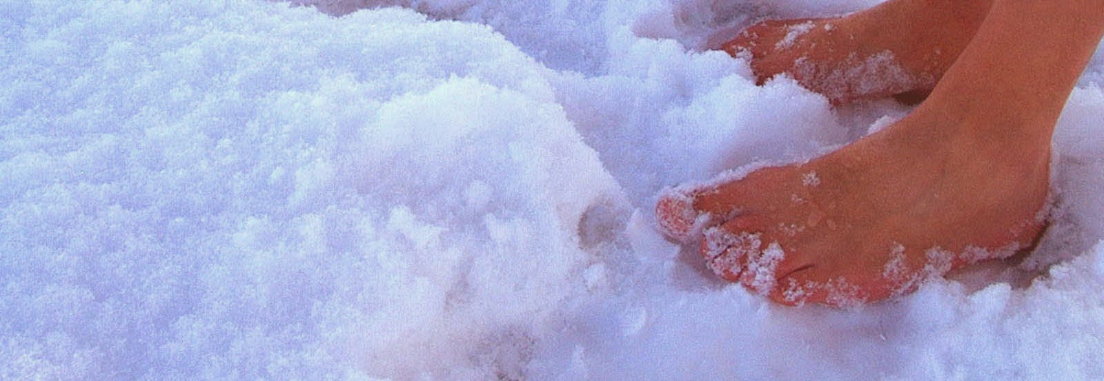 Босая на снегу. Идти босиком по снегу во сне. Босая на снегу. Девушка босиком зимой. Босиком по снегу эрика ротаева.