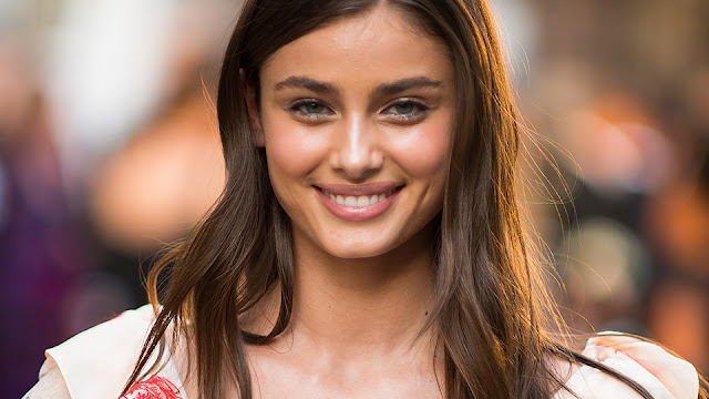 taylor hill picture 