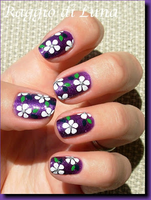 Raggio di Luna Nails: Big white flowers on sparkling purple