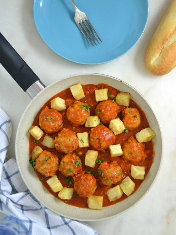 albóndigas con salsa de tomate