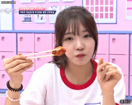 김희철이 사준 치킨으로 파티하는 아이돌학교 아이들.gif | 인스티즈