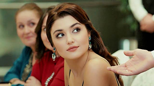 Foto Artis Turki Cantik Hande Ercel - Merk yg Bagus