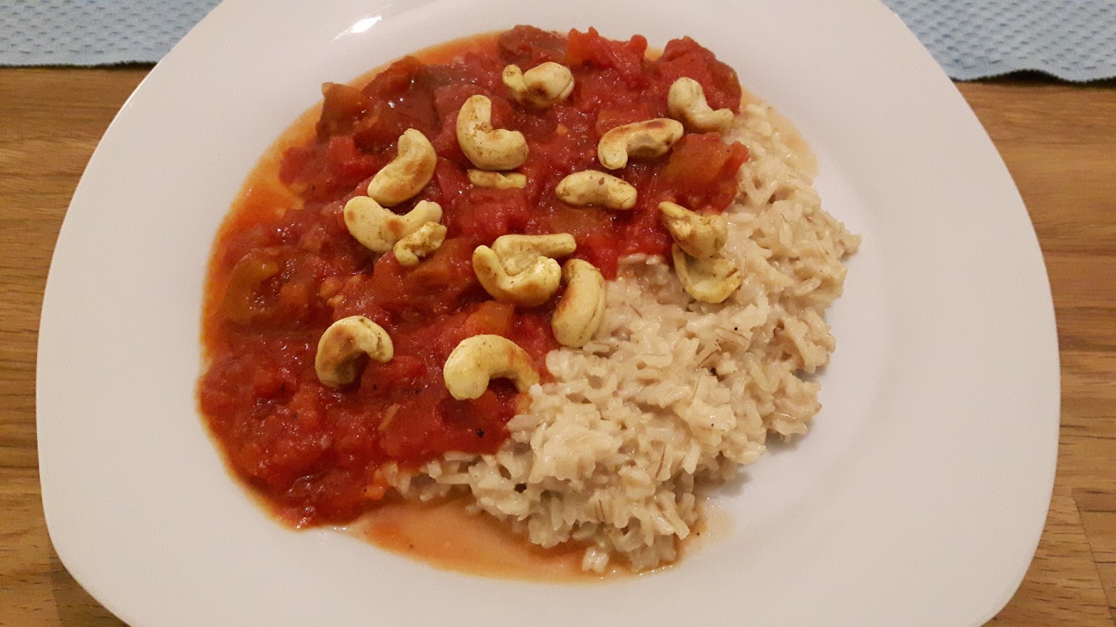 Aprikosen-Tomaten-Ragout mit scharfem Gewürzreis