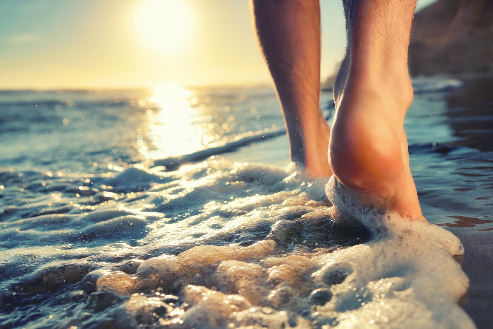 4 Surprising Health Benefits Of Walking Barefoot For 5 Minutes a Day