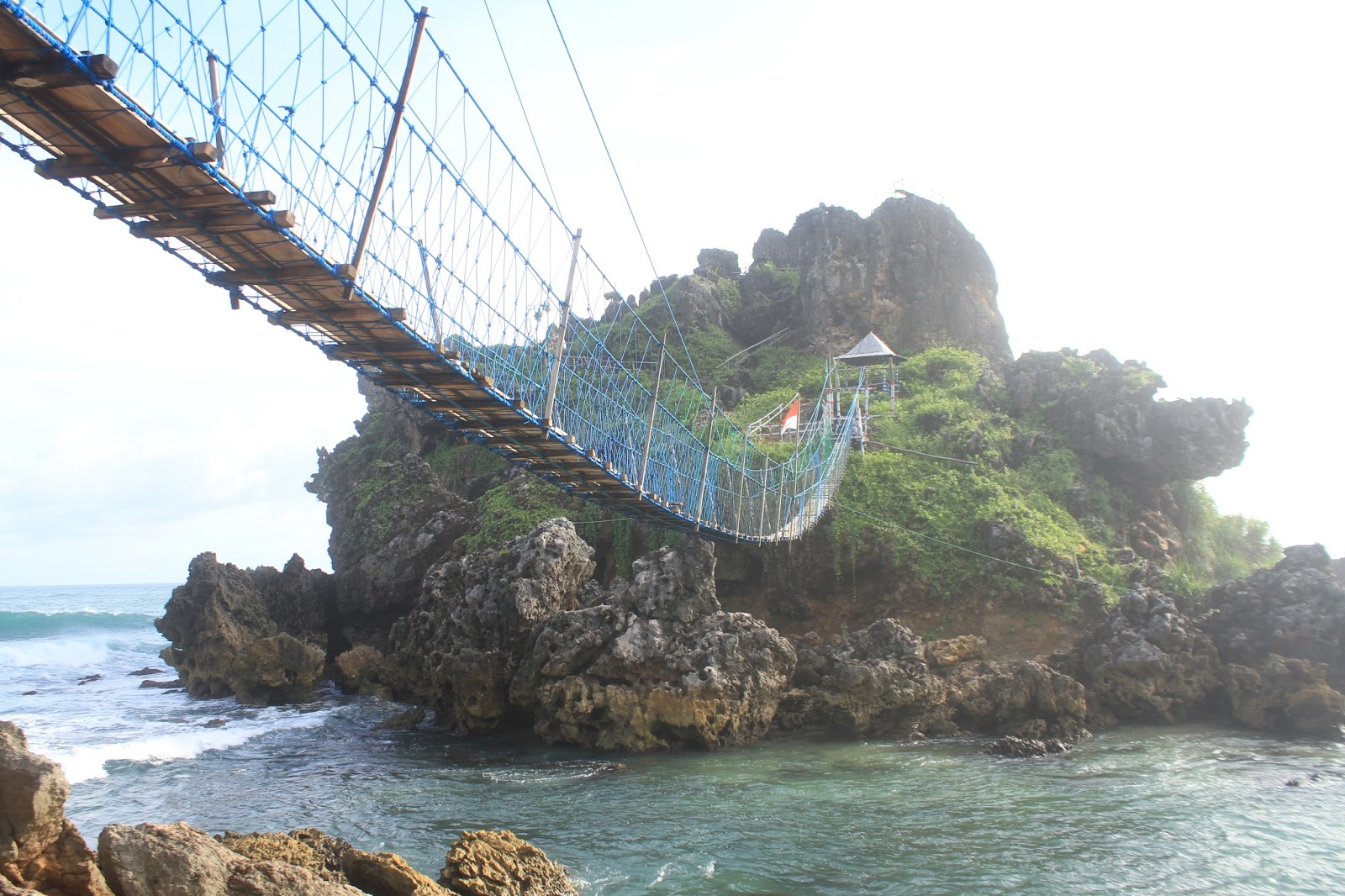 Objek Wisata Baru Jembatan Tali dan Gondola di Pantai