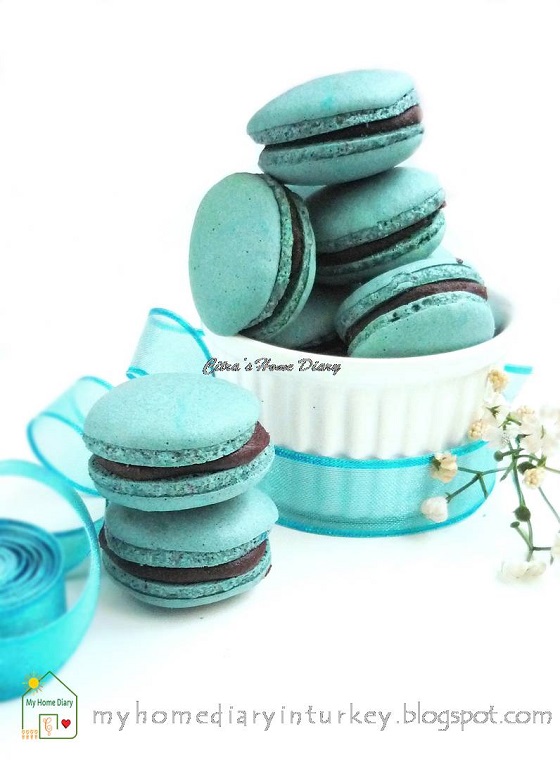 Blue Macarons with Chocolate Caramel Filling (Italian meringue method)| Çitra's Home Diary. #frenchmacarons #basicmacaronsrecipe #chocolatecaramelfilling #macaronsfilling #dessert #stepbystepmacarons #bluemacarons