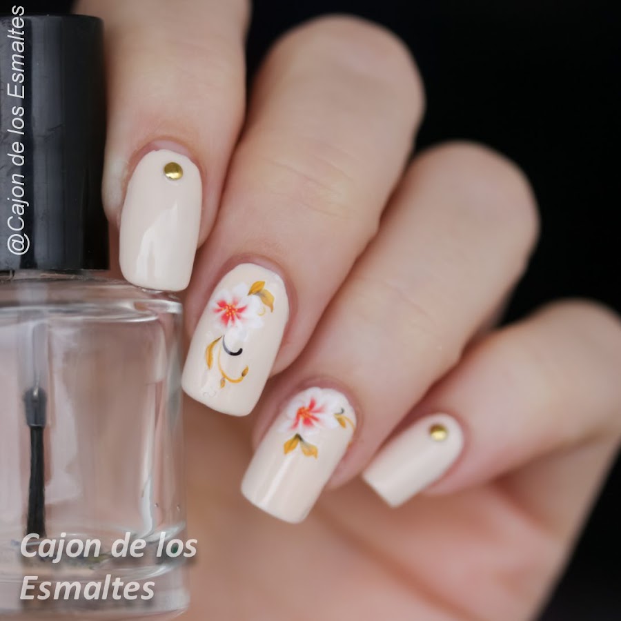 Uñas decoradas con flores