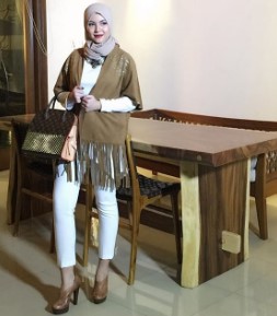 Outerwear Cardigan, Vest, Blazer Ala Ratna Galih 11 Gaya Busana Muslim Dan Hijab Ala Sicantik Artis Ratna Galih
